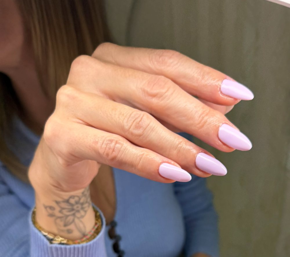 Soft lilac gel manicure